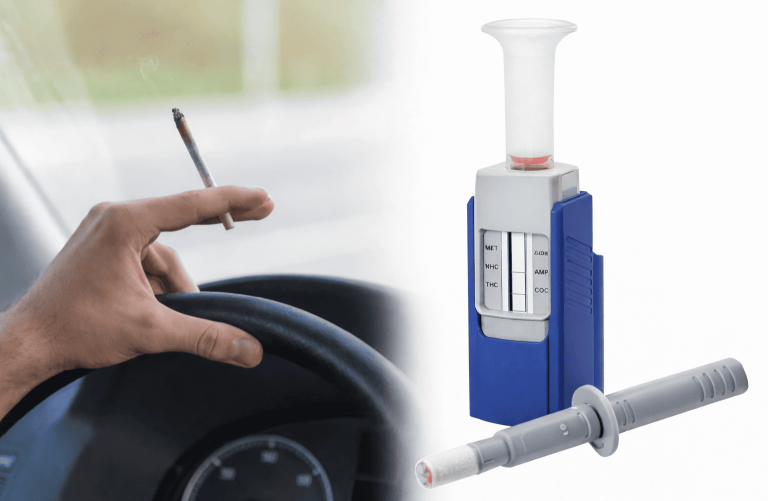 Célandine_Rigoulot_Kit_salivaire_périmé Main dans un voiture tenant un stylo, à côté d'un dispositif de test de drogue.